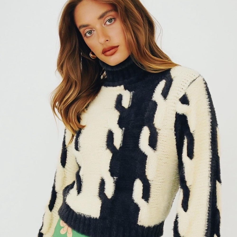 NWT‎ VRG GRL Navy Blue and Cream Sweater